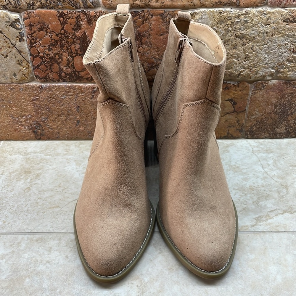 Express Boots Taupe Size 9 Faux Suede Ankle Women’s Block Heel Western Booties - Picture 3 of 16